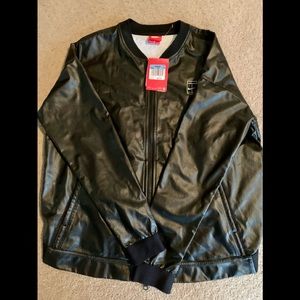 NWT Nike court packable windbreaker wm’s med
